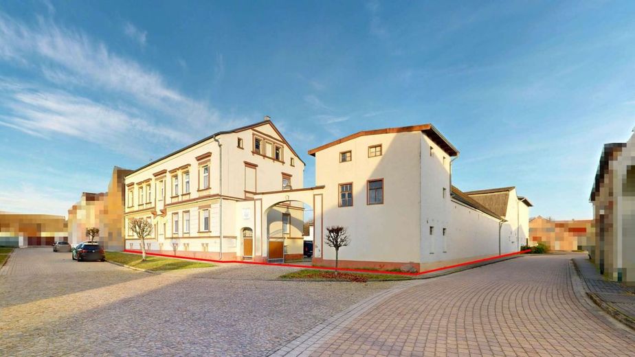 Vierseitenhof bei Schönebeck: MFH &amp; XXL-Ertrags-Reserve - 29% Soll-Rendite – Strassenansicht