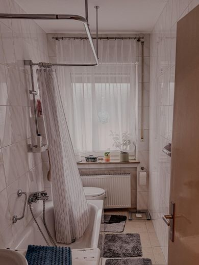 2-kamerappartement in Cadolzburg – ca. 60 m² op centrale locatie – Badezimmer/WC