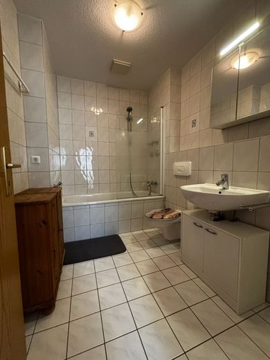 modernisierte/helle und möblierte Dachgeschosswohnung - 1,5 Zi. Küche mit EBK/Wannenbad  - ca. 35m² - zentrumsnah – 260703_ETW_BOS44_Nr.13_006_Bad