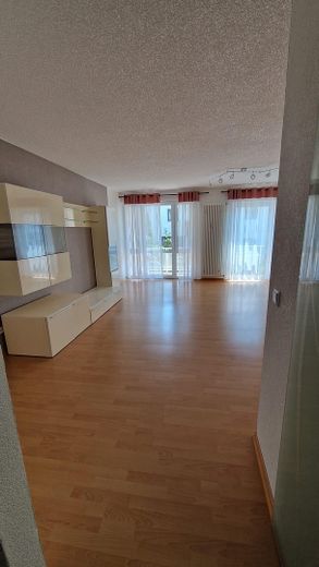 Wohnzimmer mit Ausgang Balkon