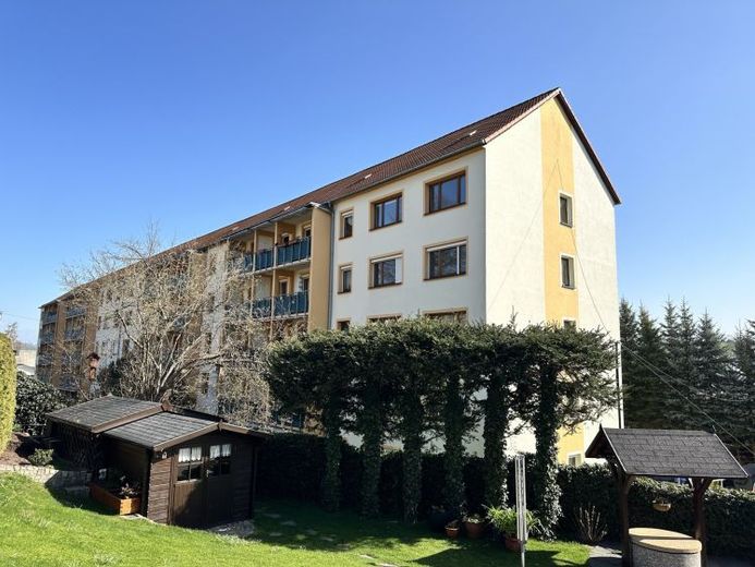 Sanierungsbedürftige 3-Raumwohnung mit Stellplatz und Balkon in Mülsen! – Foto 1