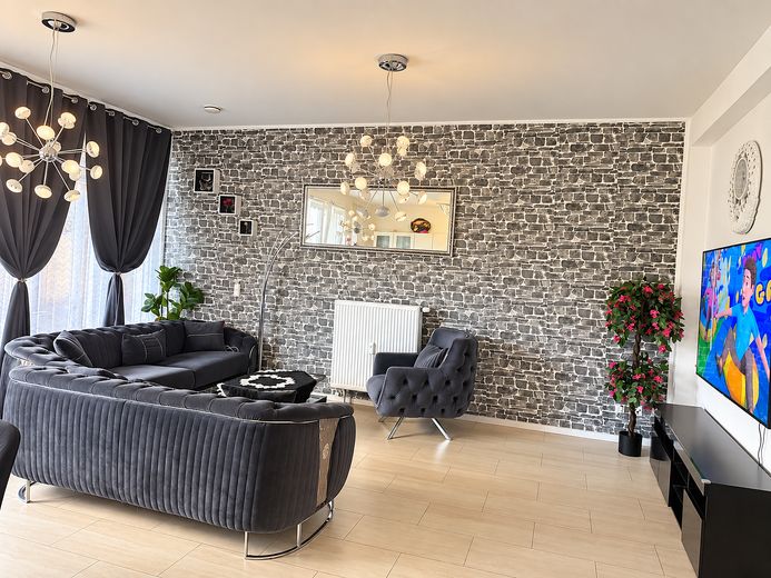 114 m² Loftwohnung mit hohen Decken, Einbauküche, Balkon & Garage – zentral in Pforzheim – Wohnzimmer