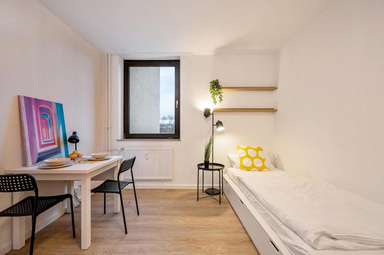 5,3% Rendite, helle neu renovierte, vermietete Wohg. inkl. Möbel, mit Stellpl. ohne Makler, #3003 – helle und offene Wohnung