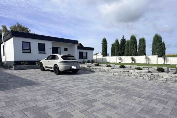 LUXUS:Sanierter Bungalow in Massivbauweise mit Schwimmhalle, Damwildgehege & sehr großen Grundstück!