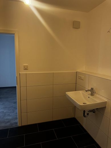 Wohnen mit Stil: 2-Zimmer-Neubauwohnung mit Balkon – ca. 57 m² in Fümmelse – Badezimmer Ansicht 2