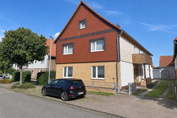 Two-family house with two garages and a large garden in Berka