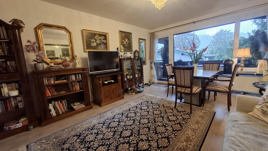 Beautiful apartment in the Chiemgau with mountain panorama and swimming pool/sauna – Wohnzimmer