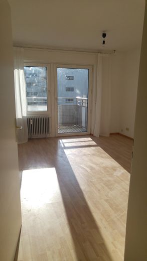 2 Zi. güney balkonlu daire. WG için uygun Lehenviertel – Wohnzimmer