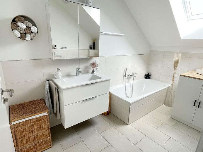 Stylowe 3-pokojowe mieszkanie na poddaszu z tarasem dachowym o powierzchni 32 m² od strony południowej – Badezimmer