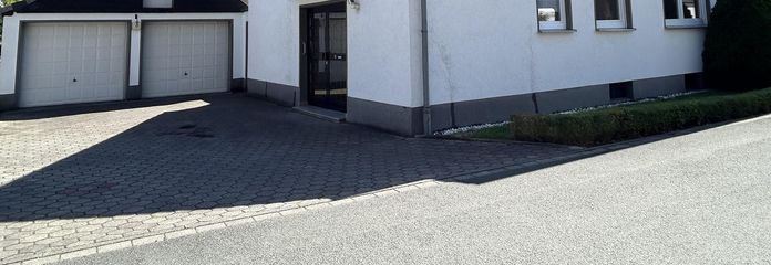 Straßenansicht Hofeinfahrt