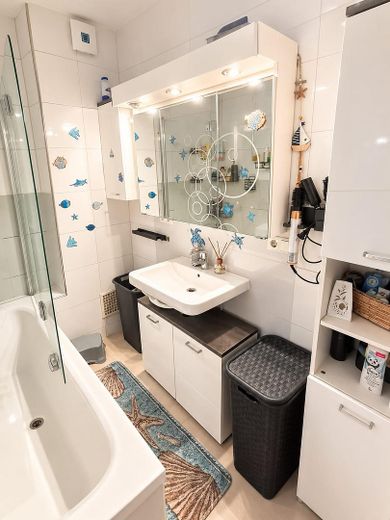 Appartement lumineux de 3 pièces avec balcon sur la Rathausplatz – Bad mit Badewanne