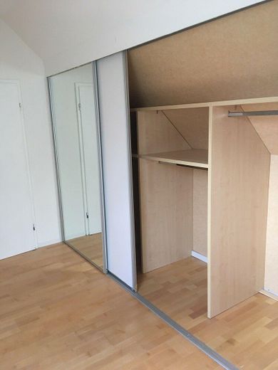 Senza provvigione: appartamento maisonette di 3,5 locali a Lüneburg (105m² di superficie abitabile), pompa di calore, balcone esposto a sud, posto auto – Einbauschrank im Kinderzimmer