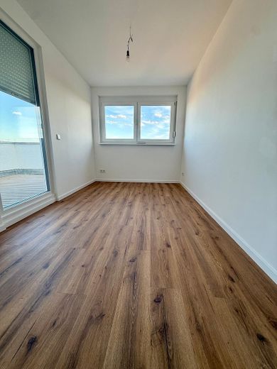 Standard nowego budownictwa! Jasne 3,5-pokojowe mieszkanie na poddaszu z balkonem, klimatyzacją i widokiem na zamek. – Arbeitszimmer