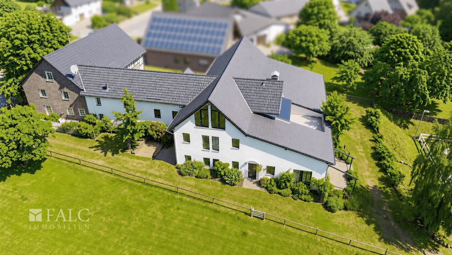 Ein Ort, der mehr ist als nur eine Immobilie - Exklusives Reitanwesen mit historischem Charme – Außenansicht