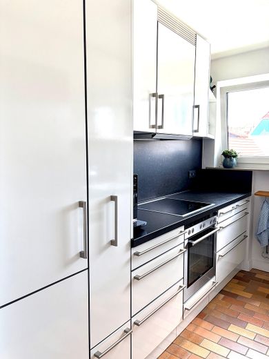 Helle 4-Zi.-Wohnung mit 2 Balkonen & Stellplatz – modernisiert, Süd-West – Küche