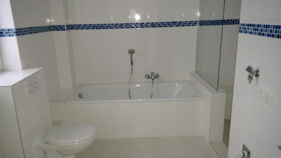 منزل من 3 شقق، حديث البناء، هوخهايم، ماسنهايم – Badezimmer EG
