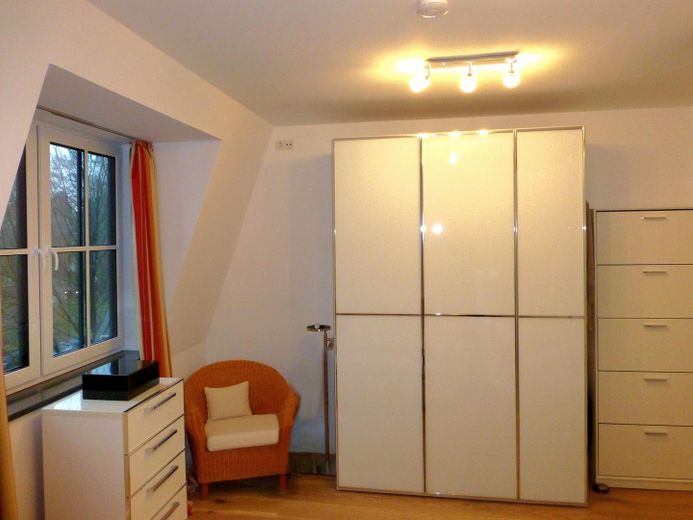 Courtagefrei: Helle und zentral gelegene DG-Maisonette-Wohnung mit Galerie und Sonnenterrasse – 04_Schlafzimmer_2