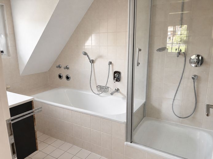 Modernisierte, helle 3 Zimmer DG-Maisonette-Wohnung mit EBK, Balkon, Stellplatz – Bad (2/2)