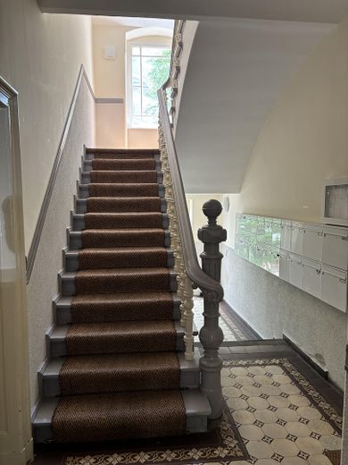 Appartamento di proprietà di 2 locali completamente ristrutturato, libero e pronto per essere abitato, a Berlino Tegel – Treppenhaus EG