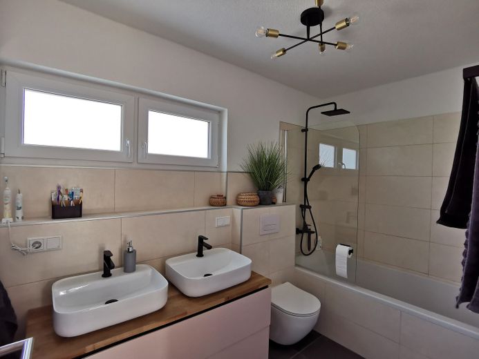 Moderna casa a schiera d’angolo con impianto fotovoltaico, pompa di calore e smart home a Flein – Photo 11