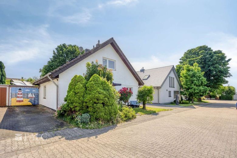 Großes Zweifamilienhaus auf traumhaften Grundstück in Glessen – Außenansicht