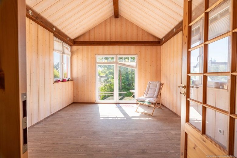 Wohnen, Arbeiten, Vermieten - vielseitiges Anwesen mit Hallen &amp; 4 Garagen – Lese-/Arbeitszimmer