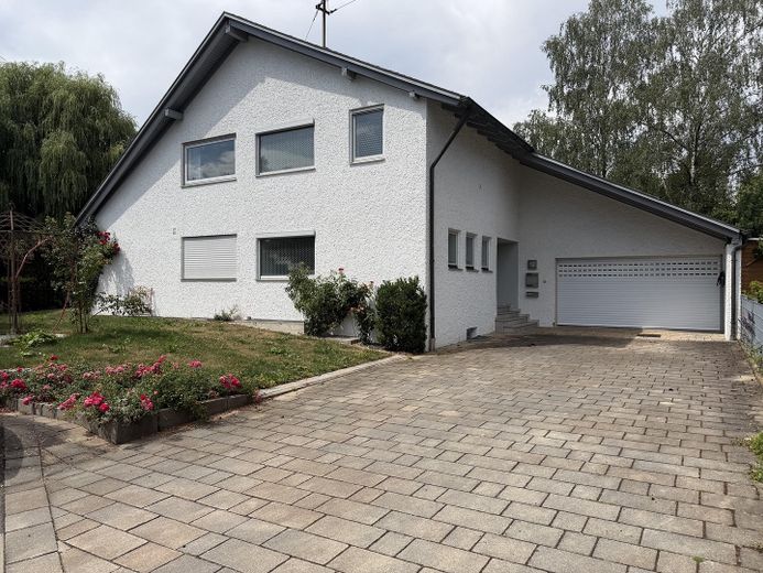 Exklusives Einfamilienhaus in traumhafter Flusslage - Wohnen, wo andere ihre Freizeit verbringen – Hausansicht Einfahrt