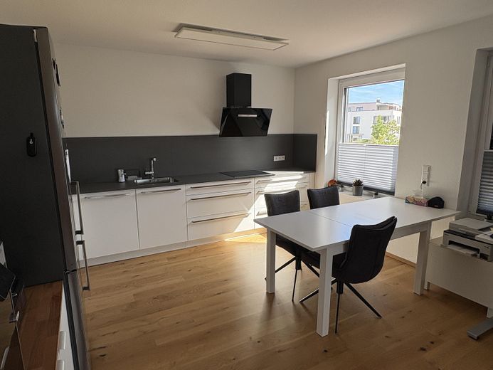 Pregiato appartamento di 3 locali nell’area Glashütte – parquet in rovere, cucina componibile, Smart Home, posto auto interrato – Küche