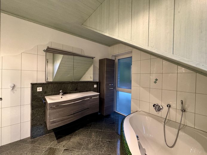 2. Bad OG Badewanne und Wascht