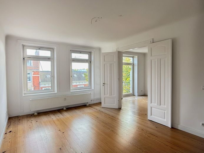 Freie Winterhuder Altbauwohnung in der Endetage – Wohnzimmer