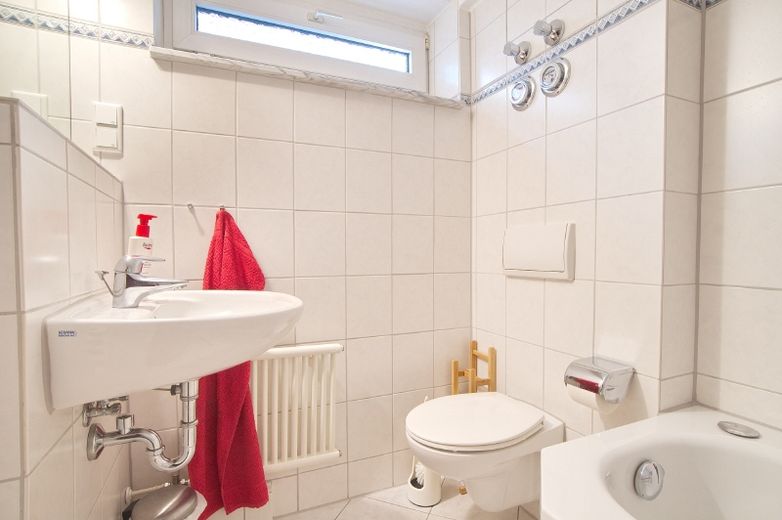 Generously proportioned, homely ground floor family apartment with separate entrance and garden terrace, within walking distance of Ruhr University – fdca4330cbbdca90480c64b4c1f1571e2456bc5b.jpg