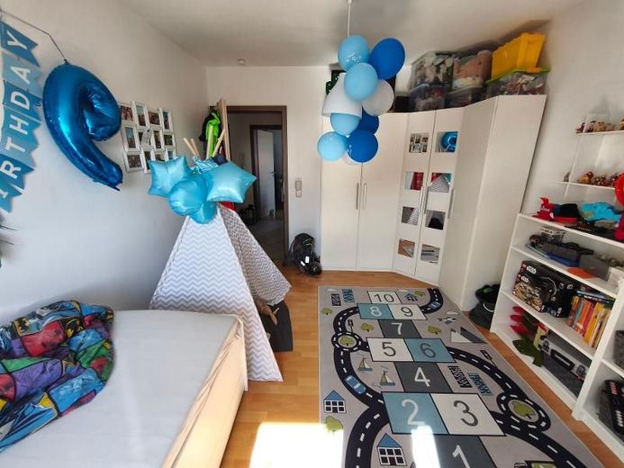 4 Zi. Wohnung in DG / Galerie mit Garten (auf Wunsch), Balkon und Garage in Höchstadt OT – Elternschlafzimmer Bild 2