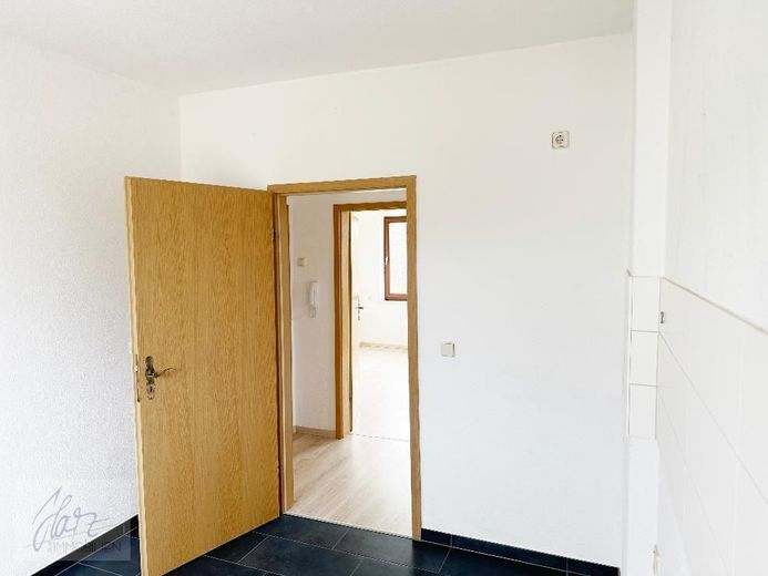 ***WOHNEN IM GRÜNEN*** - Komfortabel, ruhig und familienfreundlich... 3-Raumwohnung mit Tageslichtbad und opionaler Einbauküche ab sofort zu vermieten – Küche mit Blick Richtung Flurbereich