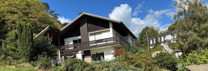 Ruhig am Waldrand gelegenes EFH mit Blick über BID-Wallau – Blick von Süden auf das Haus