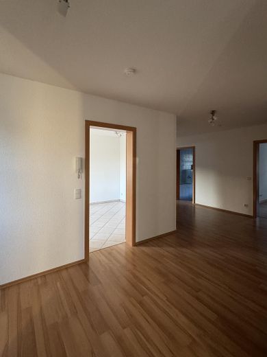 geräumige 3 Zimmer Wohnung mit Einbauküche 2 Loggien in Deegfeld – geräumiger Flur