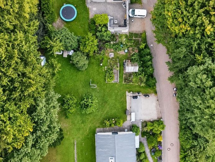 Il vostro spazio nel verde – terreno edificabile in una tranquilla strada senza uscita con accesso diretto al bosco – Foto 1