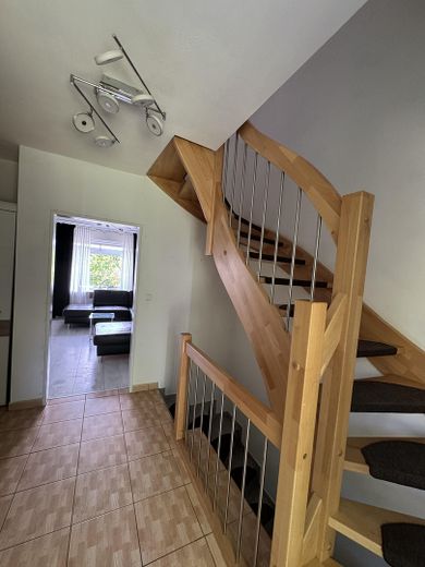 Gepflegtes Reihenmittelhaus in ruhiger Lage mit Garten und Garage – Flur Treppe OG