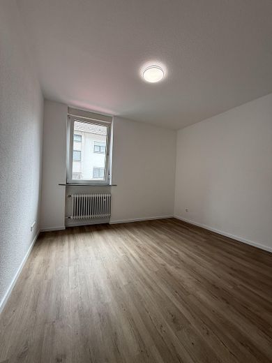 Erstbezug nach Kernsanierung – Moderne 3-Zimmer-Wohnung in Blankenloch – Wohnzimmer