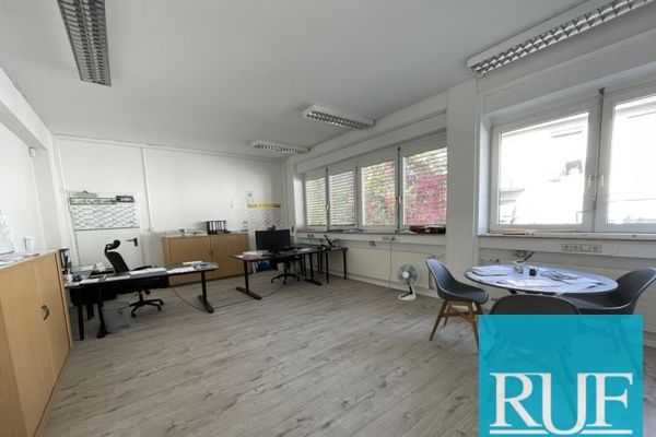 Kreativer Arbeitsplatz Büro/Produktion/Lager/Werkstatt mit Laderampe und Lastenaufzug.
