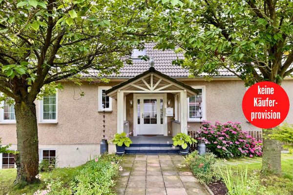 HORN IMMOBILIEN + spacious and elegant detached house with granny flat and garage in Gartz