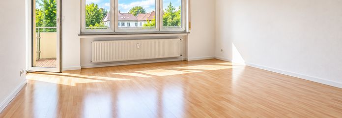 Commission-free with parking space - Renovated apartment with views of greenery – Wohnzimmer