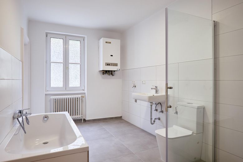 Blick ins Bad vom Flur