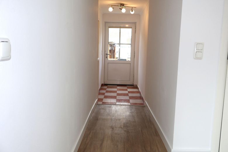 Hell geschnittene 105 m² Einliegerwohnung mit Terrasse & Wohnküche – Flur