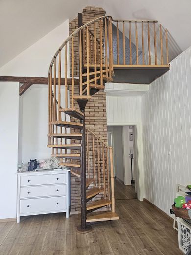 Großzügiges Haus in Alleinlage mit großem Garten – Treppe Spitzboden