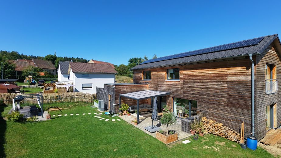 Neubau 2023 | KfW-40+ | PV + Speicher | 135 qm Wohnfläche | 635 qm Grundstück mit Südgarten – Garten