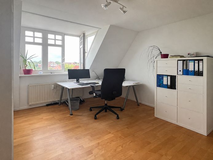 Luxuriöse, modernisierte DG-Whg. mit Wintergarten und großer Terrasse mit hoher Lebensqualität – 2. Schlaf oder Arbeitszimmer