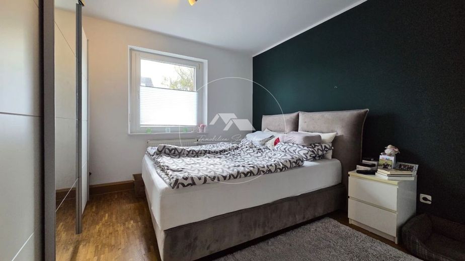 Selten: 4-Zimmer-Wohnung mit Privatgarten, Balkon, Garage &amp;  Top Anbindung – Schlafzimmer