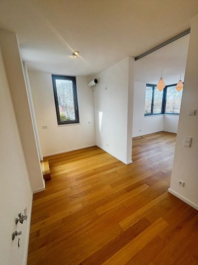 Vistas despejadas de 180° al Spree y vistas a zonas verdes - ático tipo maisonette en casa de tres viviendas – DG - Küche mit Schiebetür