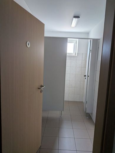 Produktions- und Lagerhalle zu vermieten – Sanitäranlagen Damen