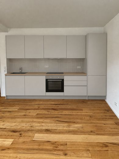 Instálese y disfrute: a estrenar tras una renovación integral, con balcón – grobe Küchenvisualisierung